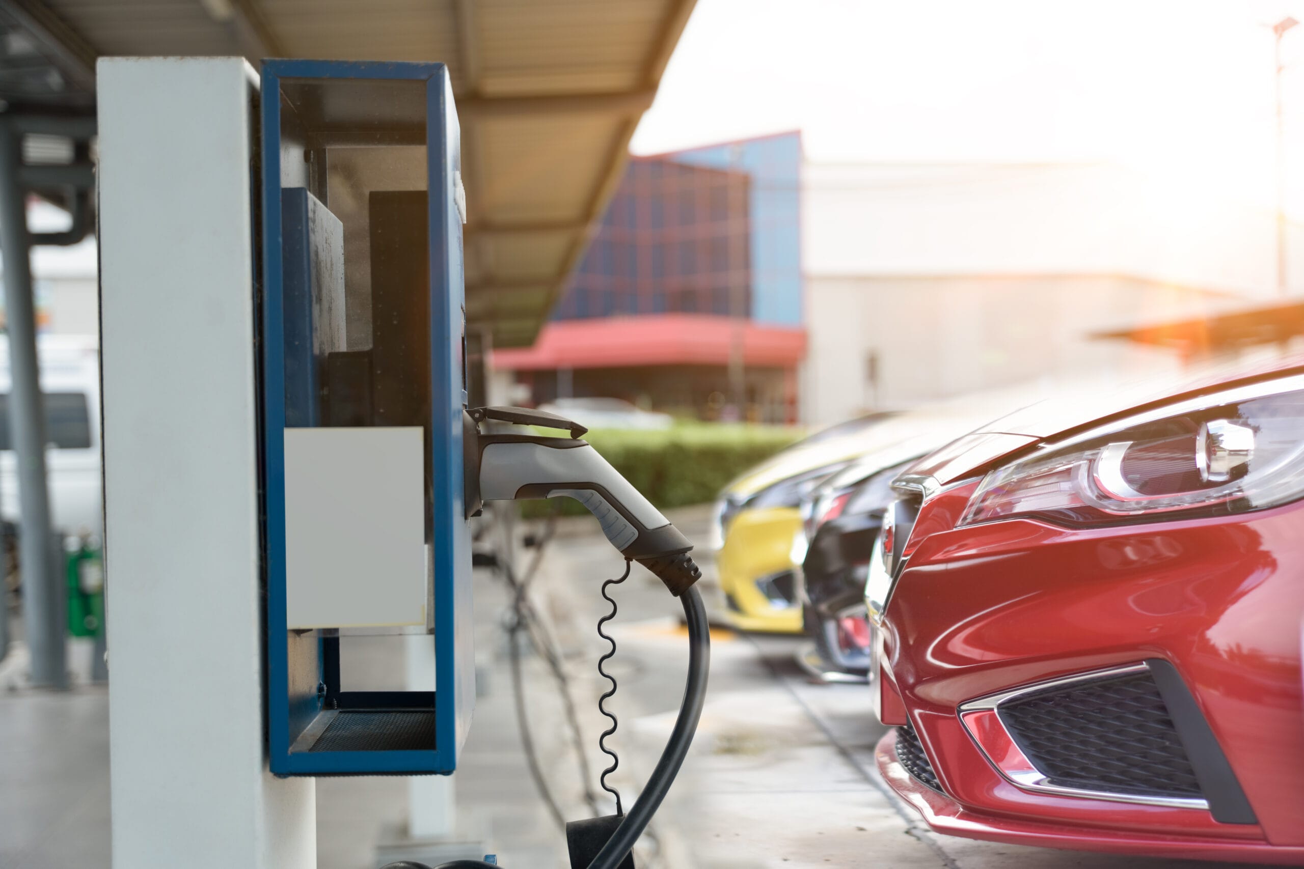 Vehículo eléctrico corporativo en estación de carga inteligente